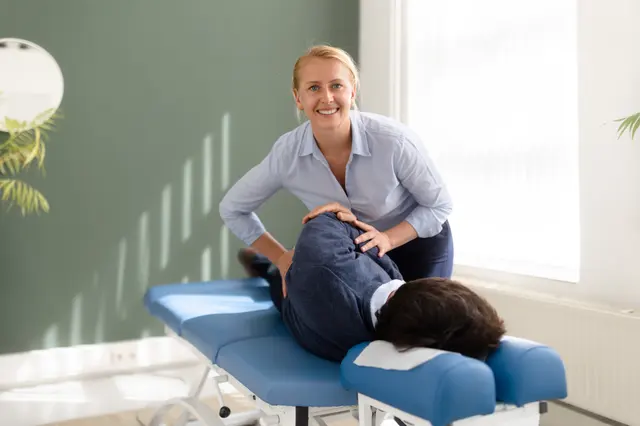 Chiropractor onderzoekt een cliënt tijdens de intake bij TOPCHIRO Breda