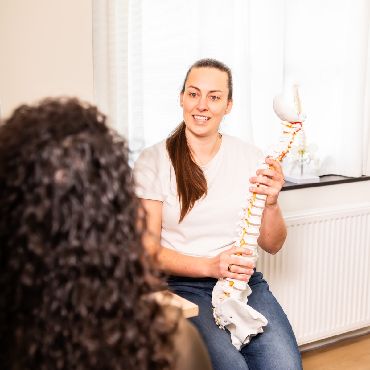 Chiropractor bespreekt het persoonlijke zorgplan met een cliënt bij TOPCHIRO Breda